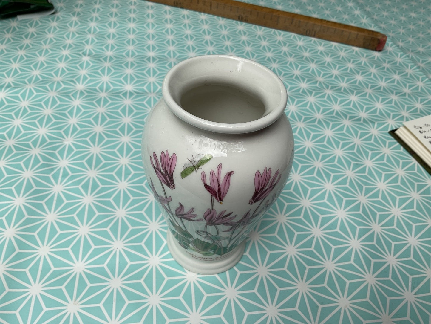 Portmeirion Botanic Garden Vase – Cyclamen Repandum, 7"
